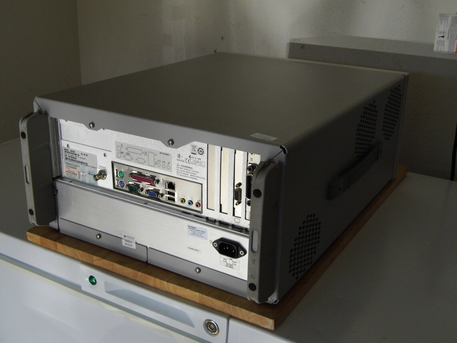 Agilent 86100C Infiniium DCA-J Oscilloscope Mainframe 001,092 Agilent 86100C Infiniium DCA-J Oscilloscope Mainframe 001,092